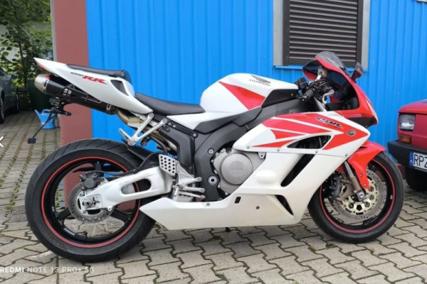 В продаже мотоцикл Honda CBR1000RR Fireblade 2004 г. из Германии